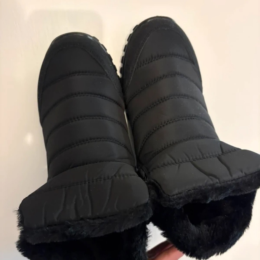Source Unknown Black Quilted Ankle Boots